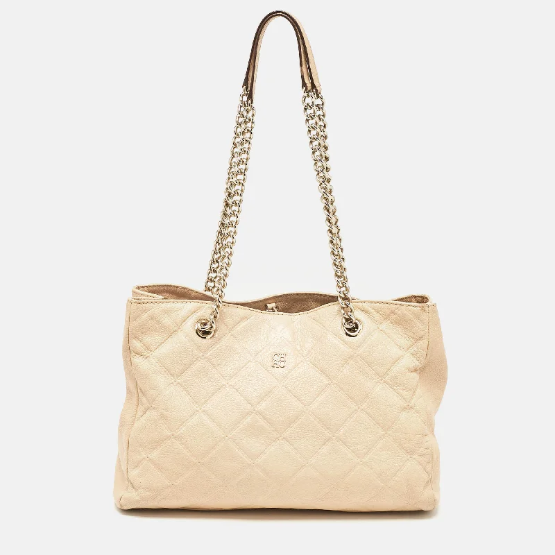 Handle bags with durable hemp for sustainability -Handle bags with soft fabric for a relaxed feel -Carolina Herrera Beige Logo Embossed Quilted Leather Chain Tote