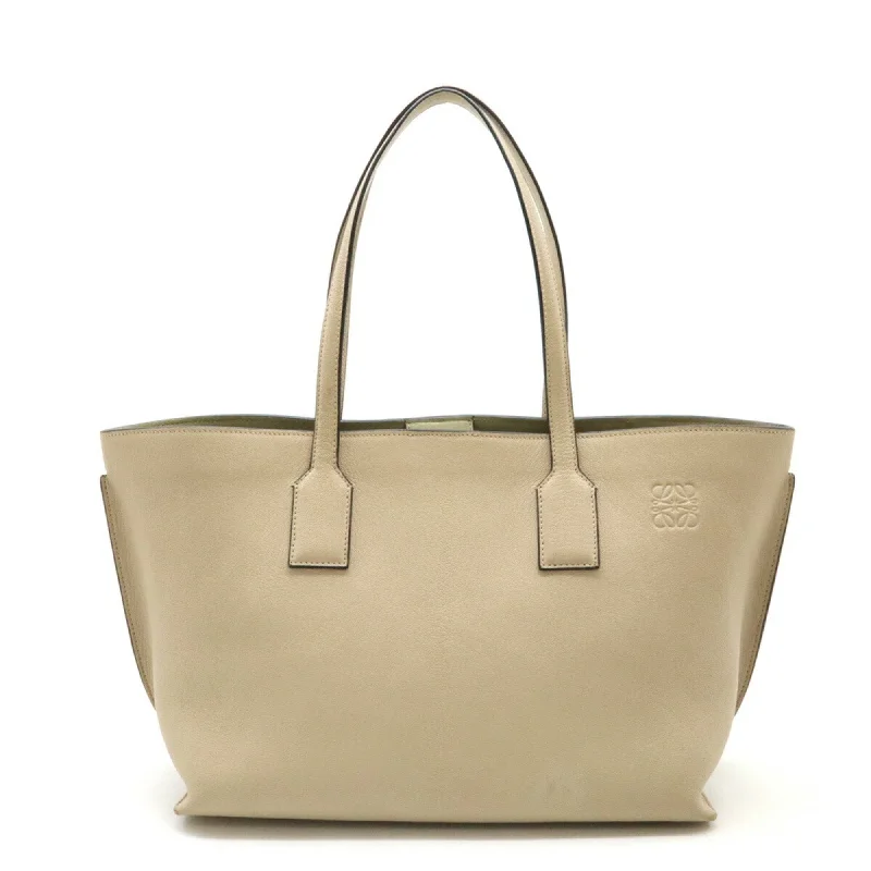 Handle bags with neutral leather for elegance -Handle bags with plush materials for a soft feel -Loewe  Leather Shoulder Bag Tote Bag (Pre-Owned)