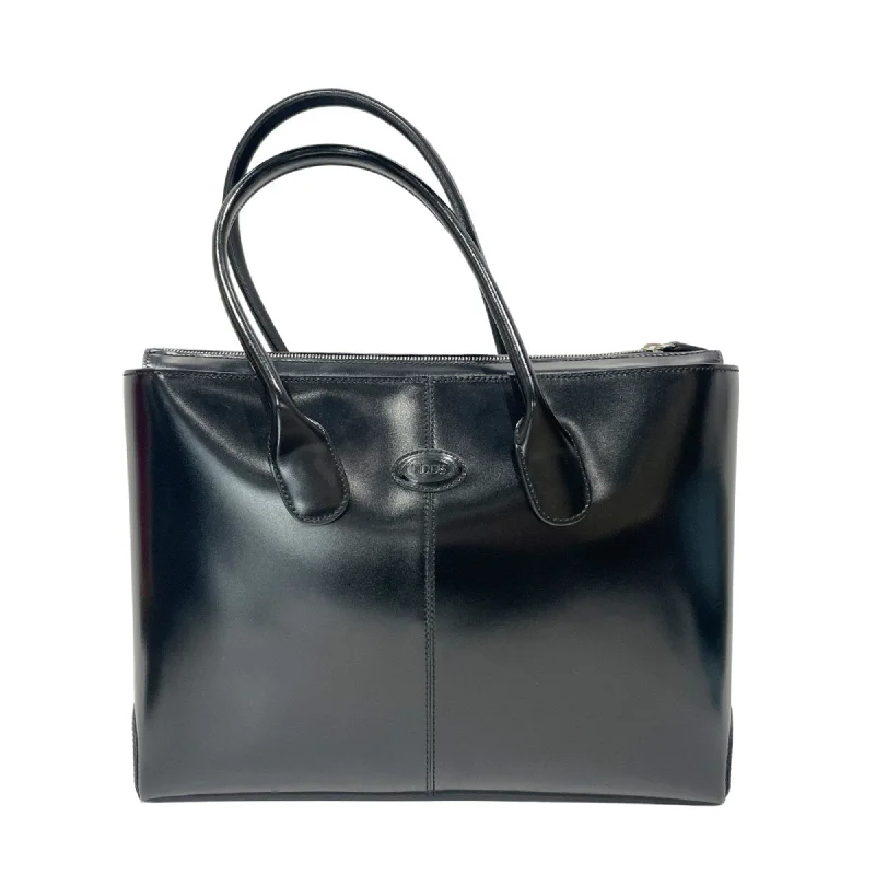 Handle bags with spacious interiors for storage -Handle bags with smooth leather for a sleek finish -Tod's  Leather Tote Bag (Pre-Owned)