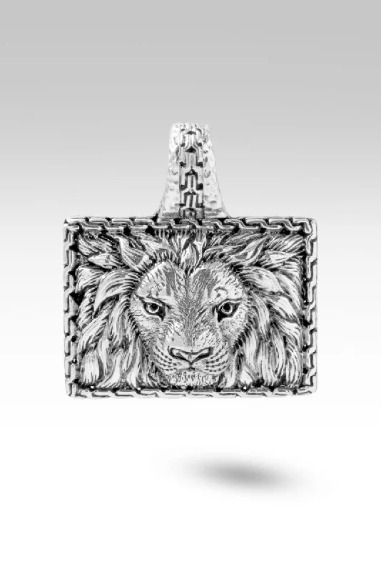 Necklaces and pendants with celestial starburst designs for a radiant look-Loyal King Pendant™ in Chainlink