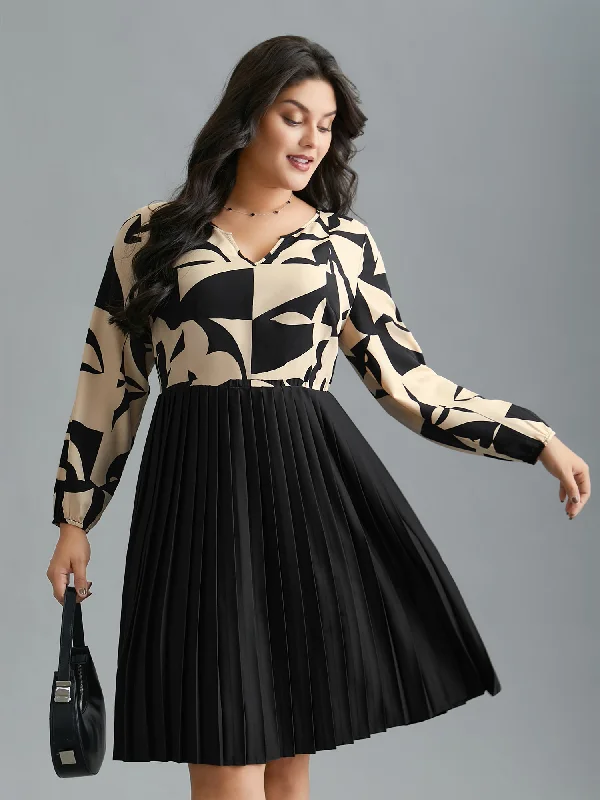 Plus size dresses for bold outfits match well -Notched Geometric Print Pleated Dress