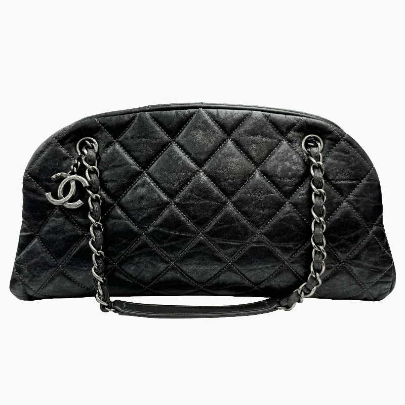 Handle bags with denim fabric for casual -Handle bags with a minimalist design for everyday use -Chanel  Leather Tote Bag (Pre-Owned)