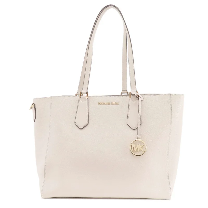 Canvas handle bags perfect for casual outings -Leather handle bags for everyday use -Michael Kors  Leather Tote Bag (Pre-Owned)